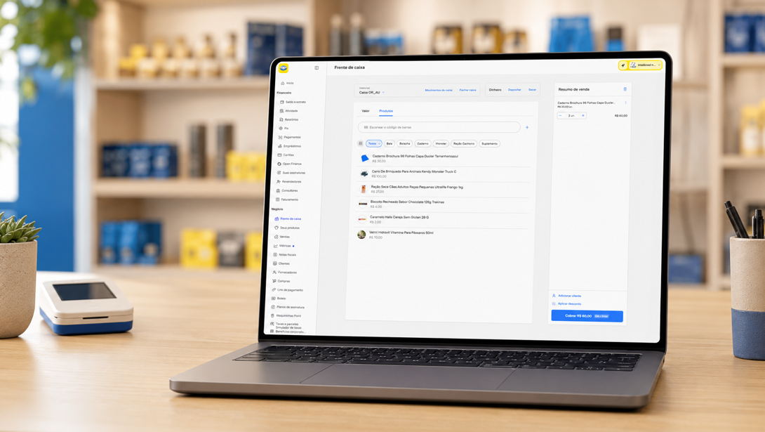Notebook exibindo a tela de frente de caixa do Sistema de Gestão, com lista de produtos, busca por código de barras e resumo da venda